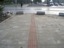 Специализиран тротоар за незрящи хора изграждат в "Източен"