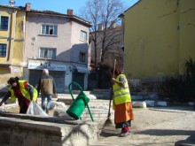 По-малко ромки с метли и повече улично миене подобряват атмосферния въздух
