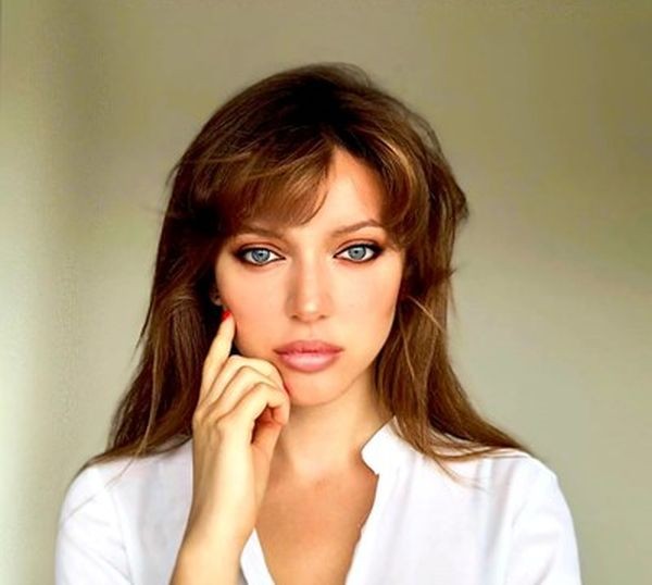 Българската актриса и модел Росмари Янева ще се разпише с