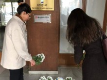 Полагат цветя и играчки пред македонското посолство в София