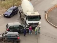 Автомобил се заби в бетоновоз в столицата