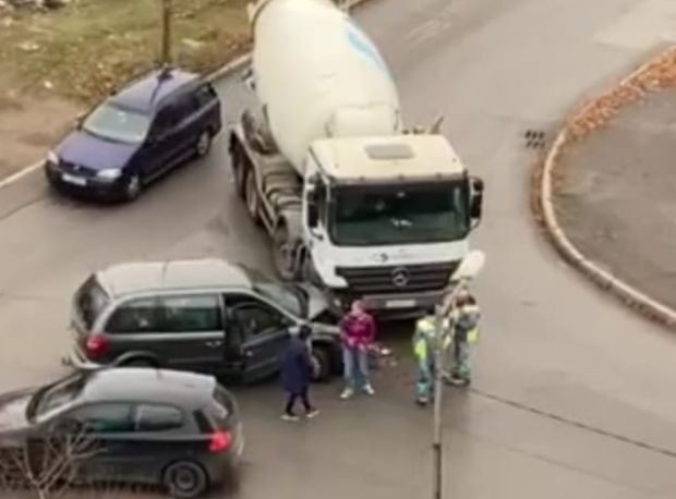 Автомобил шофиран от жена се заби в бетоновоз на улица
