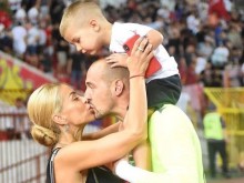 Футболен феномен: Вратарят на "Цървена звезда" е женен за фенка на "Партизан"