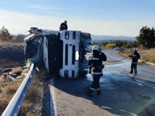Камион се обърна в Сливенско, пожарникари предотвратиха запалване