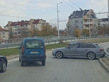 Удариха се лошо на надлез "Родопи", единият остана перпендикулярно