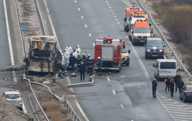 Двама митничари са пропуснали автобуса който катастрофира на АМ Струма
