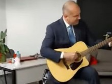 Радев пее и свири на китара