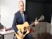 Легенди за музикалните заложби на Радев: Малко му е трудничко, но на 99% уцелва акордите