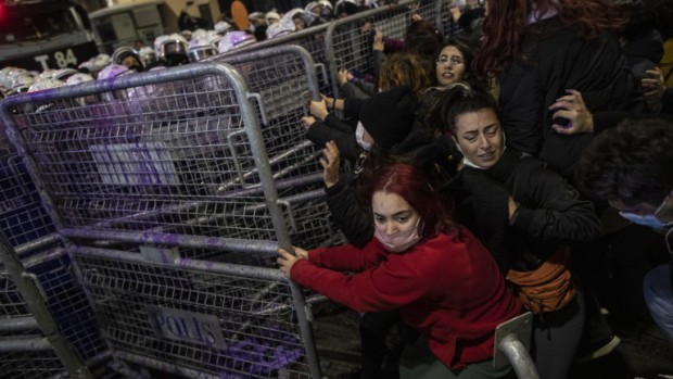 Няколко хиляди души предимно жени се включиха в шествие срещу