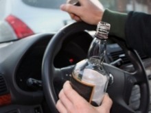 Заловиха пиян шофьор, карал с бутилка уиски в скута си