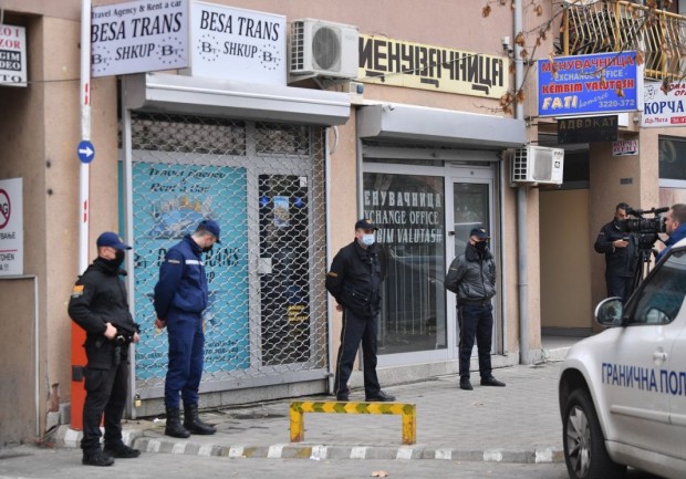 Малко преди 16.00 часа българско време македонската полиция запечата офисите