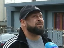 Бъдещ депутат! Малолетен шофира, докато баща му го снима за TikTok