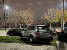 Шофьор на старичко БМВ наглее пред съседи