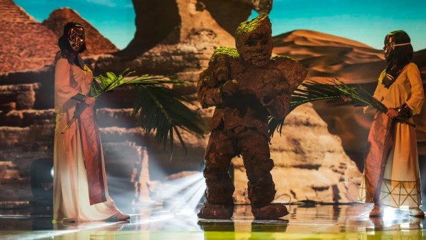 The mask also fell on the Stone in “The Masked Singer”