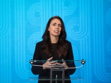 Нова Зеландия преминава към система на живеене с коронавируса 