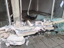 Двама младежи са пътували в колата, връхлетяла в магазин по централен булевард във Варна