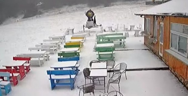 Сняг вали на "Хижа Здравец"