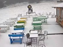 Сняг вали на "Хижа Здравец"