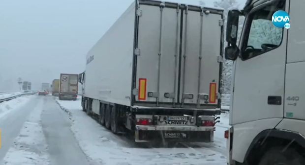 Десетки тирове са закъсали на магистрала Хемус в посока София