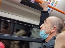 Снимаха доц. Мангъров как си "яде" маската в градския транспорт