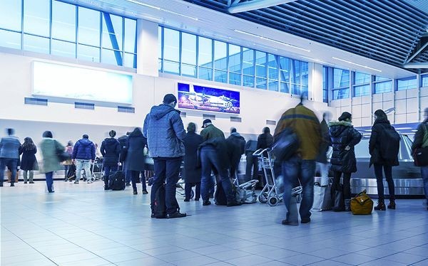Тази нощ 10 български граждани са излетели от летището в
