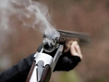 Издирват тежко въоръжения мъж от Сърница
