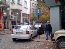 Полицейска кола се намърда на забранено за паркиране място
