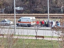 Шофьорка сътвори голяма глупост, заби се в стълб на невъзможно за катастрофа място