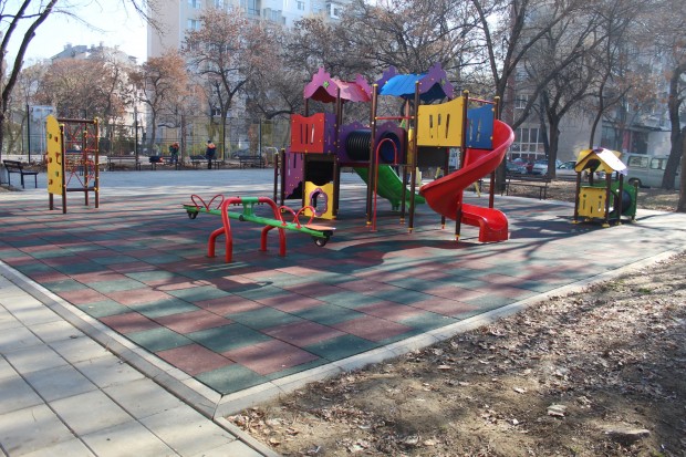 Нова детска площадка радва малчуганите в Северен“.Тя се намира на