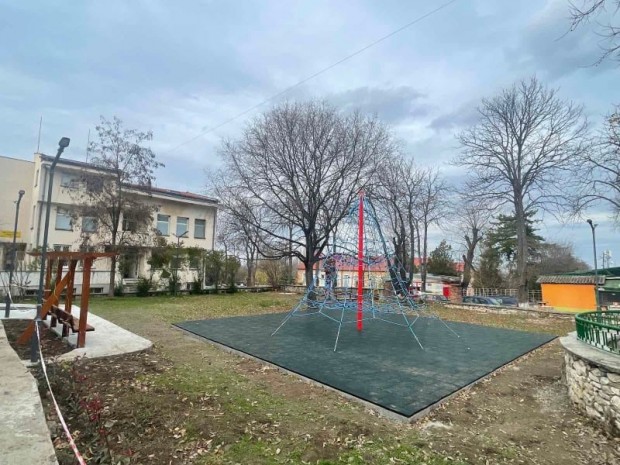 Кметът на община Родопи посети новопостроената детска площадка в село