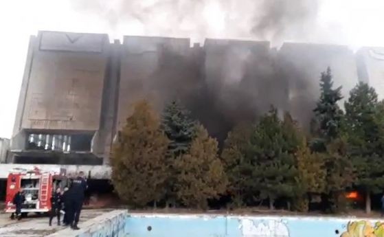 Пожар избухна в изоставена сграда в района на спортен комплекс Червено