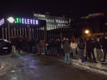 Тъжно! Огромна опашка и задръстване заради чалга концерт