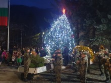 Коледното дърво в Карлово грейна
