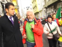Антиваксъри обградиха Кирил Петков, искат да го вкарат в затвора