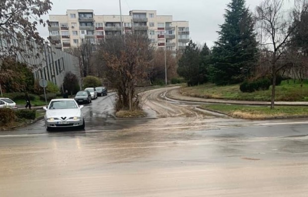 Булевар в Пловдив е превърнат в кална пързалка заради багерите