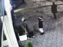 Тъжна гледка в Пловдив! Малко дете стана свидетел на джебчийските умения на баба си