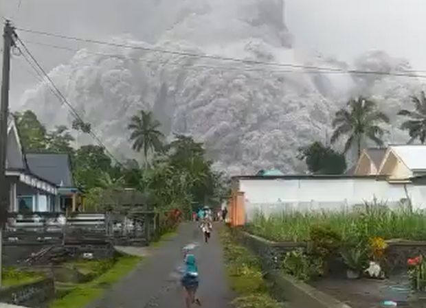 Паника в Индонезия след като вулканът Семеру на остров Ява