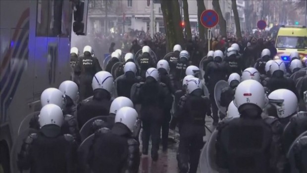 В Белгия COVID ограниченията предизвикаха протести и сблъсъци с полицията