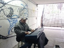 Уличен музикант превръща в бална зала мрачен варненски подлез
