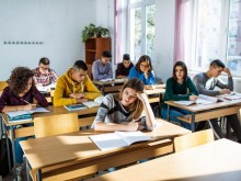 Експерти: Тестовете, които се дават в училище, вкарват децата в мисловен калъп