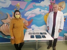 Дарение от 10 таблета за пациентите в Клиниката по детска хирургия на УМБАЛ "Свети Георги"