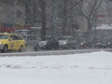 АПИ с предупреждение: През нощта дъждът ще премине в сняг, пътувайте подготвени за зима