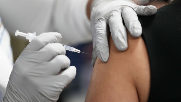 Европейската комисия (ЕК) няма да препоръча задължително ваксиниране против COVID-19.