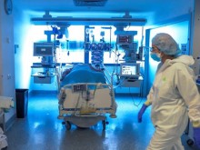 Активните случаи с COVID-19 паднаха под 100 000, но смъртността остава висока