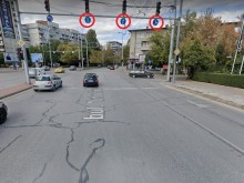 Според вас три ленти ли трябва да са за направо?