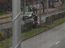 Автомобил се вряза в разделителната ограда на оживен булевард в Пловдив