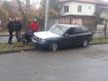 19-годишен е шофирал аудито, което се вряза в ограда в Пловдив