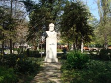Поднасят венци на паметниците на народните будители