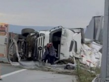 Тир се преобърна на АМ "Тракия", движението е затруднено