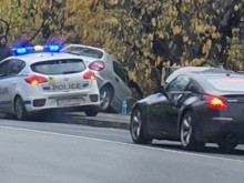 Куриозен инцидент! Автомобил изхвърча от пътя и кацна върху покрива на гараж!